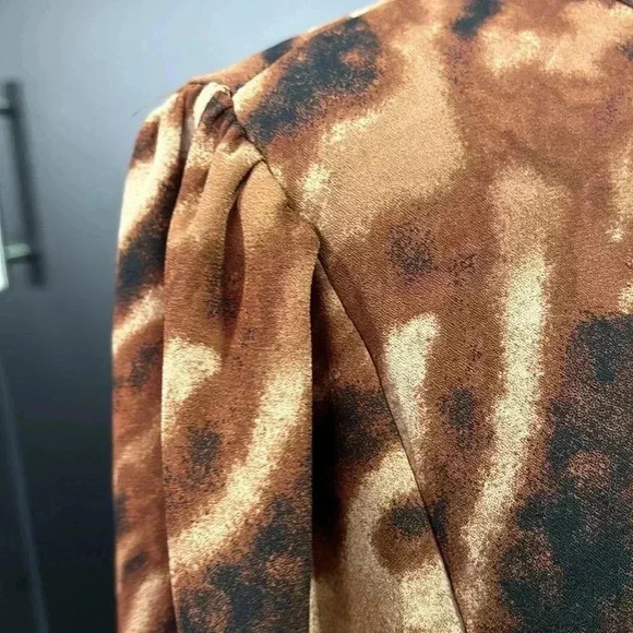 bar III Round v-cut neck, keyhole, long sleeve elastic waist back animal print - Picture 8 of 14